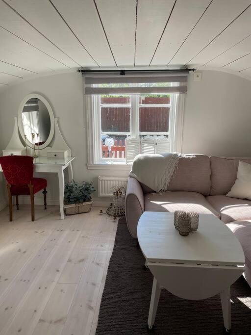 Historisk Charm I Hjaertat Av Gamla Stan Kalmar Villa Exterior foto