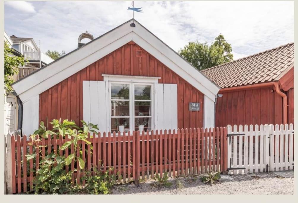 Historisk Charm I Hjaertat Av Gamla Stan Kalmar Villa Exterior foto